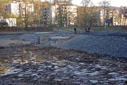 Po dvou letech prací se konečně napouští nový pražský rybník Kotlářka